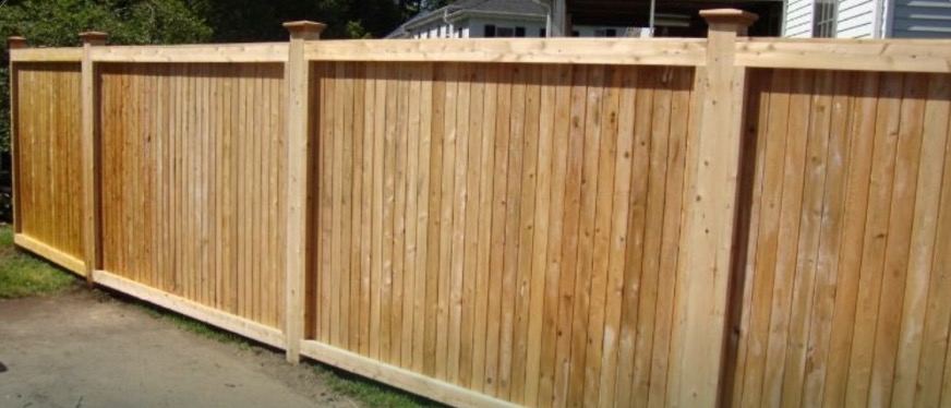 Colonial cap and top rail cedar fence